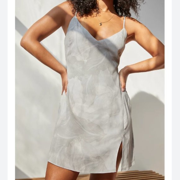 Wilfred Dresses & Skirts - WILFRED Mini Slit Dress